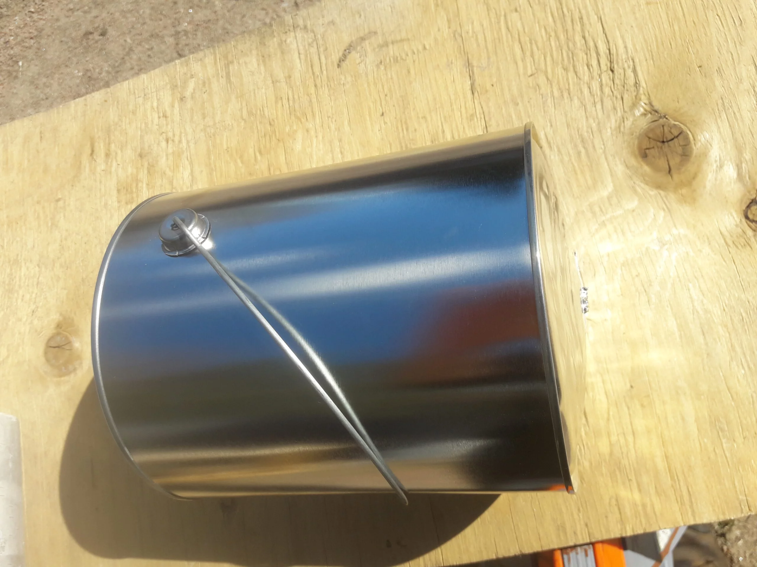 Setting up can to make birch tar oil